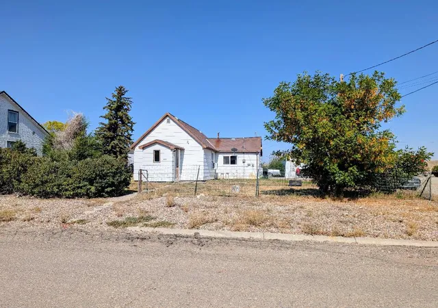 Photo 1 of Single family home for sale at 301 1st Street Se, Shelby, MT 59474 | MLS# 30058025 | Listing updated on 2026-09-23