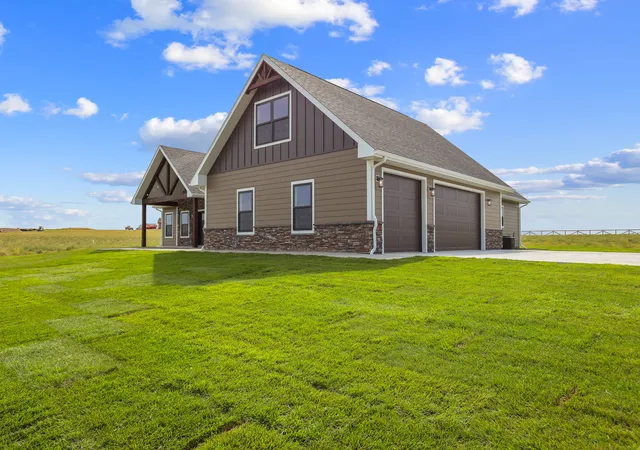 Photo 3 of Single family home for sale at 40 Platinum Ln, Great Falls, MT 59405 | MLS# 30066950 | Listing updated on 2026-09-21