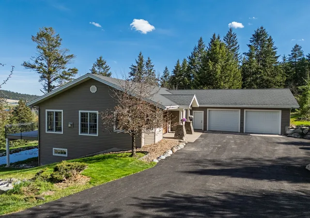 Photo 3 of Single family home for sale at 340 Lake Hills Dr, Kalispell, MT 59901 | MLS# 30069542 | Listing updated on 2026-10-05