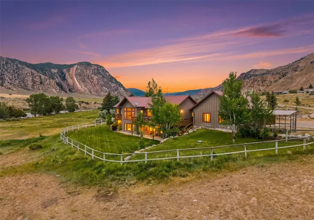 Photo 3 of Single family home for sale at 521 Us Hwy 89 S, Gardiner, MT 59030 | MLS# 30074131 | Listing updated on 2026-09-14