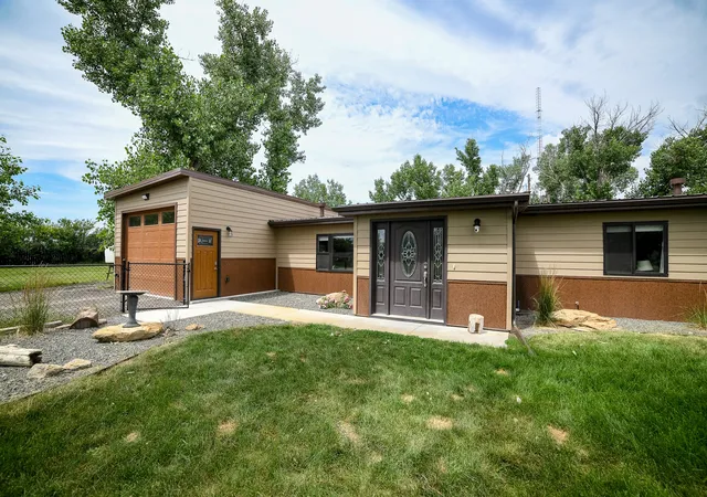 Photo 3 of Single family home for sale at 1029 Suburban Dr, Great Falls, MT 59404 | MLS# 30074918 | Listing updated on 2026-09-12