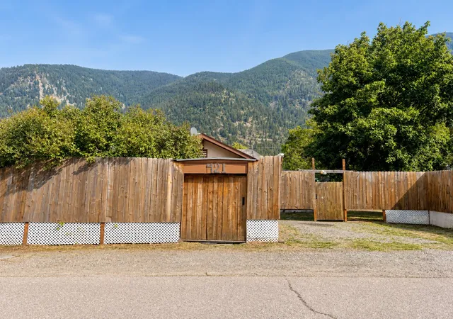 Photo 2 of Single family home for sale at 421 Montana Ave, Missoula, MT 59802 | MLS# 30075137 | Listing updated on 2026-09-09