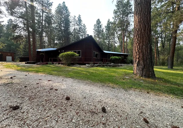 Photo 3 of Single family home for sale at 725 Bobcat Ln, Hamilton, MT 59840 | MLS# 30075607 | Listing updated on 2026-09-09