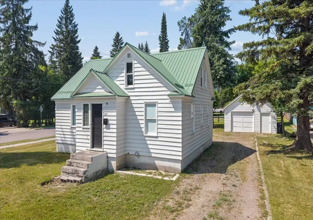 Photo 3 of Single family home for sale at 302 Wisconsin Ave, Whitefish, MT 59937 | MLS# 30076114 | Listing updated on 2026-09-14
