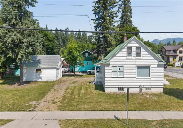Photo 4 of Single family home for sale at 302 Wisconsin Ave, Whitefish, MT 59937 | MLS# 30076114 | Listing updated on 2026-09-14