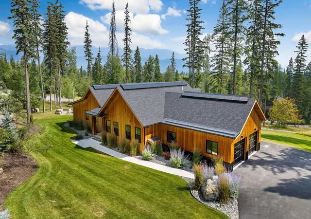 Photo 2 of Single family home for sale at 1 Merganser Ct, Whitefish, MT 59937 | MLS# 30076122 | Listing updated on 2026-09-13