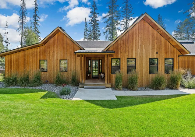 Photo 3 of Single family home for sale at 1 Merganser Ct, Whitefish, MT 59937 | MLS# 30076122 | Listing updated on 2026-09-13