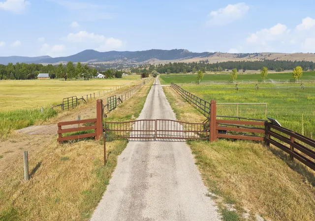 Photo 3 of Single family home for sale at 500 Lovers Ln, Hamilton, MT 59840 | MLS# 30076471 | Listing updated on 2026-09-23