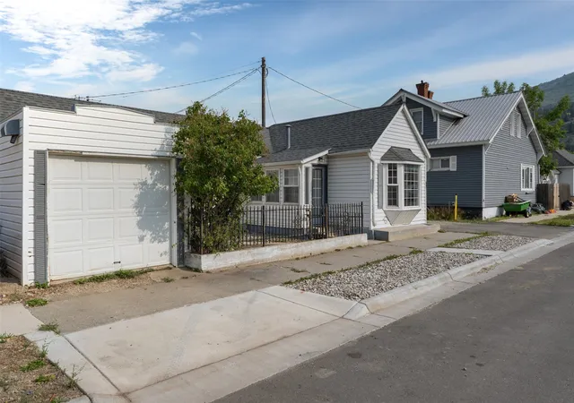 Photo 2 of Single family home for sale at 411 Ash St, Anaconda, MT 59711 | MLS# 30075897 | Listing updated on 2026-09-01