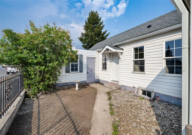 Photo 3 of Single family home for sale at 411 Ash St, Anaconda, MT 59711 | MLS# 30075897 | Listing updated on 2026-09-16