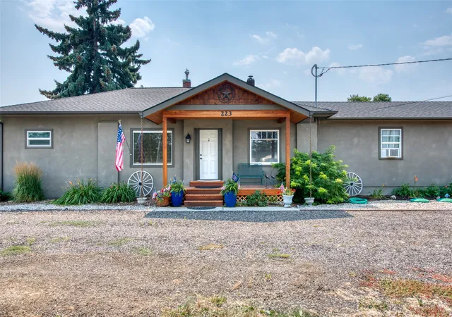 Photo 3 of Single family home for sale at 223 E Ravalli St, Hamilton, MT 59840 | MLS# 30076440 | Listing updated on 2026-09-21