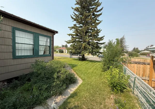 Photo 2 of Single family home for sale at 305 4th Avenue Se, Cut Bank, MT 59427 | MLS# 30076660 | Listing updated on 2026-09-21
