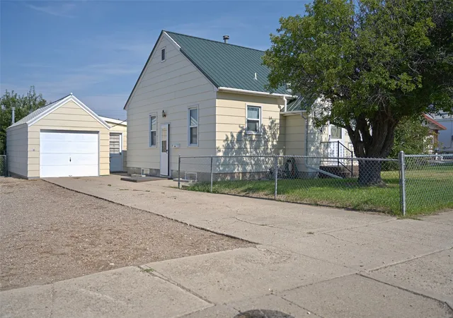 Photo 3 of Single family home for sale at 134 2nd Ave Sw, Cut Bank, MT 59427 | MLS# 30077058 | Listing updated on 2026-09-16