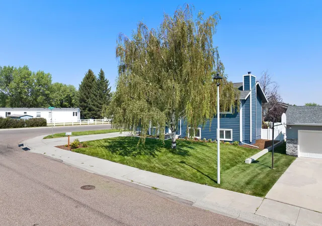 Photo 3 of Single family home for sale at 613 39a St N, Great Falls, MT 59405 | MLS# 30077127 | Listing updated on 2026-09-14