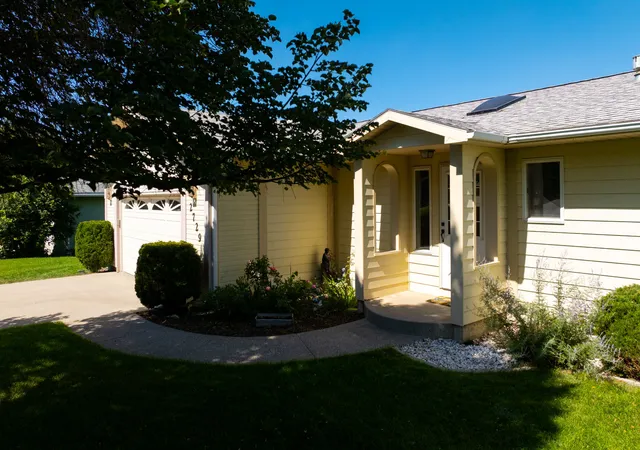 Photo 2 of Single family home for sale at 2729 Greenbriar Dr, Great Falls, MT 59404 | MLS# 30076597 | Listing updated on 2026-08-31