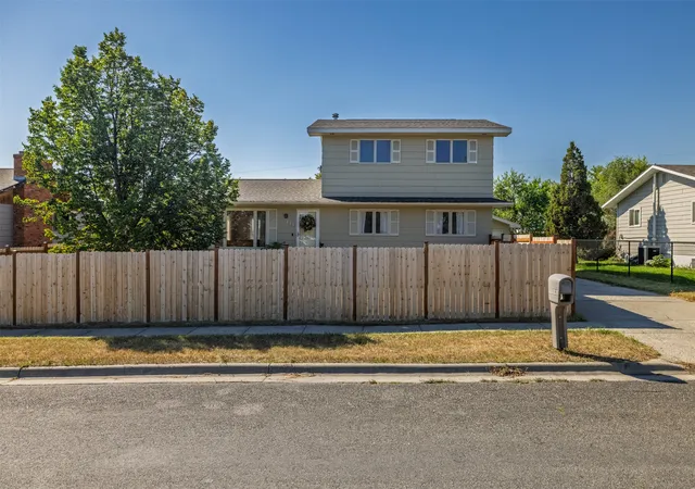 Photo 2 of Single family home for sale at 911 Idlewilde Ct, Helena, MT 59601 | MLS# 30075052 | Listing updated on 2026-09-14