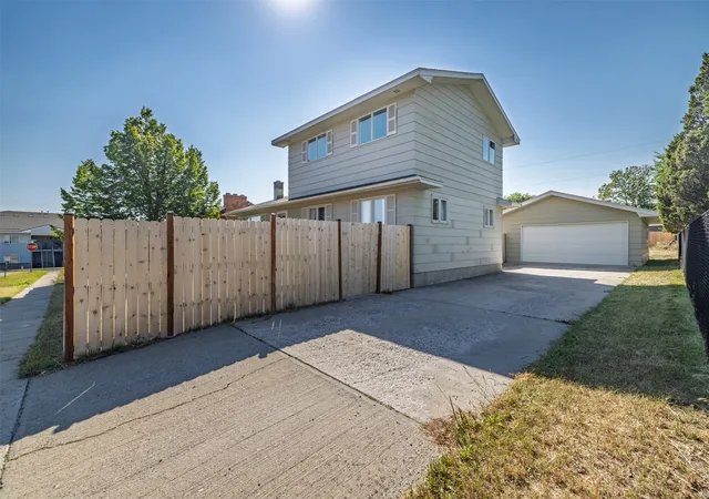 Photo 3 of Single family home for sale at 911 Idlewilde Ct, Helena, MT 59601 | MLS# 30075052 | Listing updated on 2026-09-14
