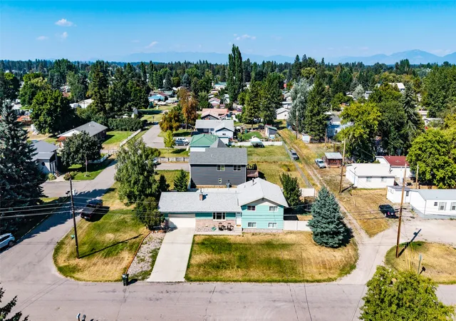Photo 3 of Single family home for sale at 215 Park Dr, Kalispell, MT 59901 | MLS# 30077029 | Listing updated on 2026-09-09