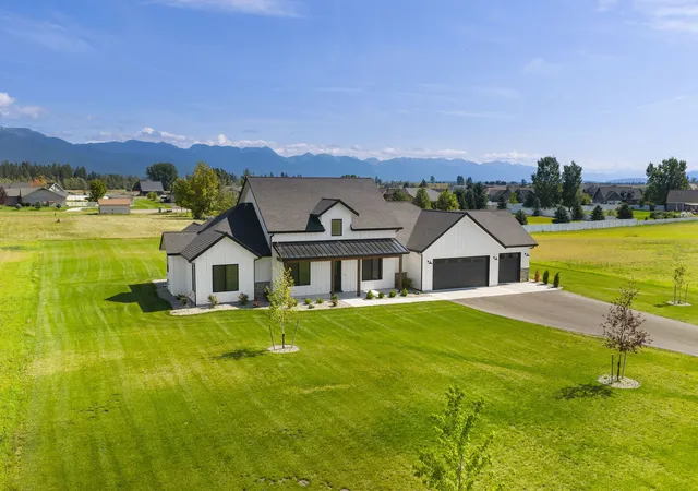 Photo 2 of Single family home for sale at 25 S Scarface Peak Ct, Kalispell, MT 59901 | MLS# 30077408 | Listing updated on 2026-10-05