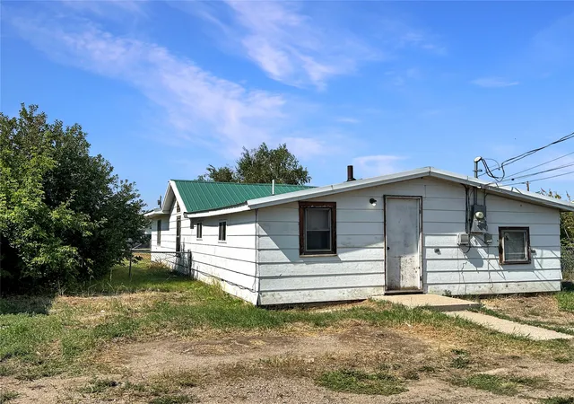 Photo 4 of Single family home for sale at 25 2nd Avenue SW, Cut Bank, MT 59427 | MLS# 30077484 | Listing updated on 2026-08-31