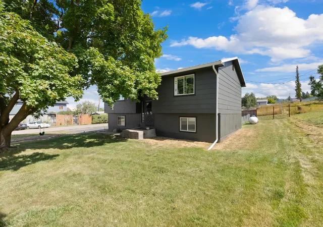 Photo 3 of Single family home for sale at 1001 E 4th Avenue, Polson, MT 59860 | MLS# 30077848 | Listing updated on 2026-09-08