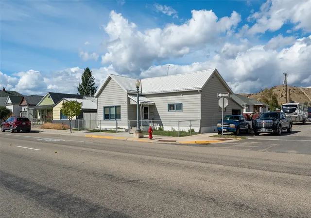 Photo 2 of Single family home for sale at 624 E Commercial Ave, Anaconda, MT 59711 | MLS# 30078177 | Listing updated on 2026-09-15