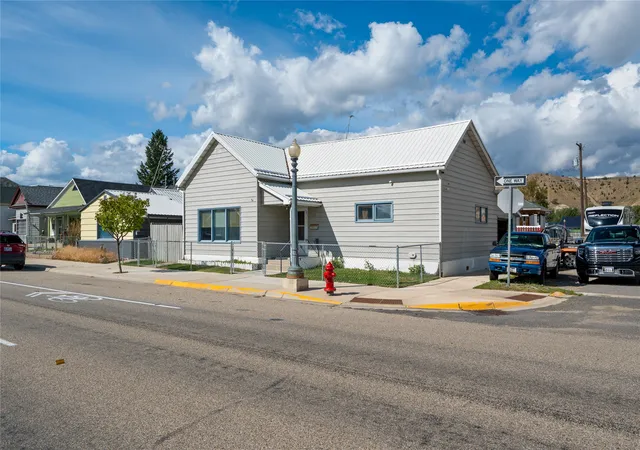 Photo 3 of Single family home for sale at 624 E Commercial Ave, Anaconda, MT 59711 | MLS# 30078177 | Listing updated on 2026-09-15