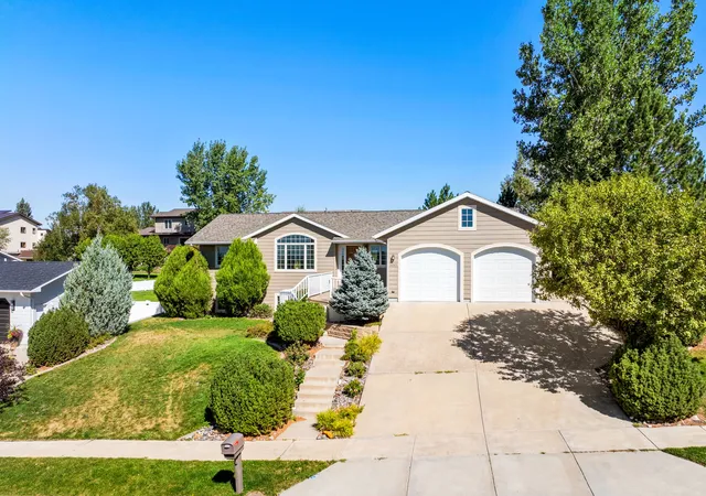 Photo 2 of Single family home for sale at 1013 35th Avenue Ne, Great Falls, MT 59404 | MLS# 30078263 | Listing updated on 2026-09-11