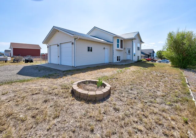 Photo 2 of Single family home for sale at 725 Pintail Ct, Helena, MT 59602 | MLS# 30078279 | Listing updated on 2026-10-04