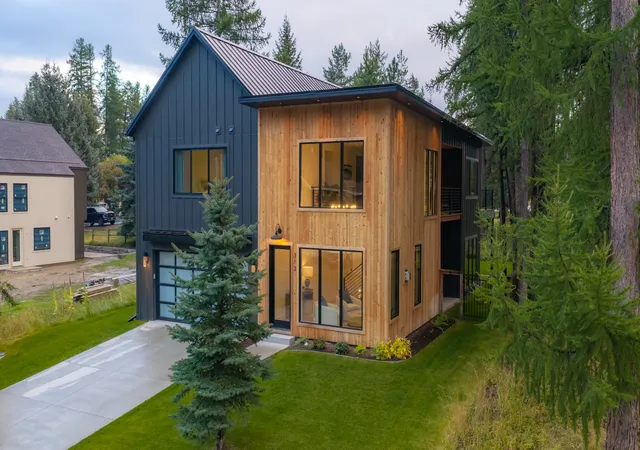 Photo 2 of Single family home for sale at 313 Sawtooth Dr, Whitefish, MT 59937 | MLS# 30078029 | Listing updated on 2026-09-12