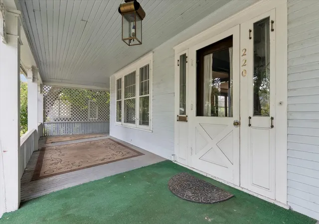 Photo 2 of Single family home for sale at 220 4th Avenue E, Kalispell, MT 59901 | MLS# 30078303 | Listing updated on 2026-09-12