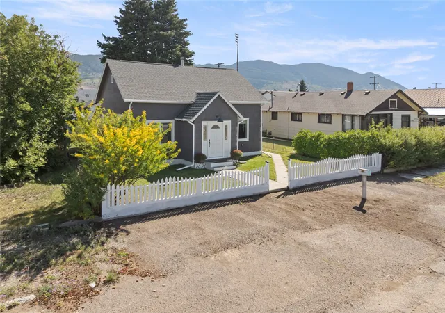 Photo 3 of Single family home for sale at 1720 Thomas Ave, Butte, MT 59701 | MLS# 30078363 | Listing updated on 2026-09-26