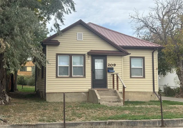 Photo 1 of Single family home for sale at 209 Montana Ave, Shelby, MT 59474 | MLS# 30078982 | Listing updated on 2026-10-21