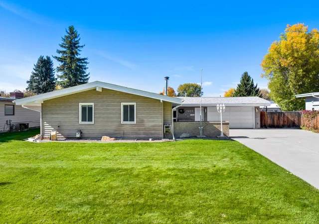Photo 1 of Single family home for sale at 1213 Buena Dr, Great Falls, MT 59404 | MLS# 30079743 | Listing updated on 2026-10-19