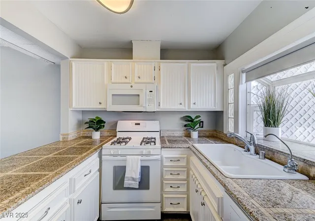 Photo 2 of Sale Pending at 4045 Great Plains Way, Las Vegas, NV 89121 | MLS# 2725478 | Listing updated on 2026-09-04
