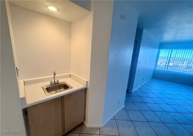Listing Photo 4 - Condo for sale in building located at 2064 Mesquite Ln, Laughlin, NV 89029 - Unit #102