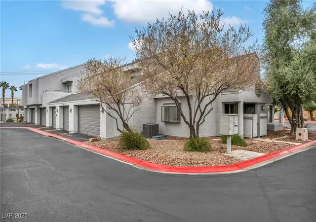 Photo 3 of Townhouse for sale at 5670 Vineyard Ln, Las Vegas, NV 89110 | MLS# 2743313 | Listing updated on 2026-09-22