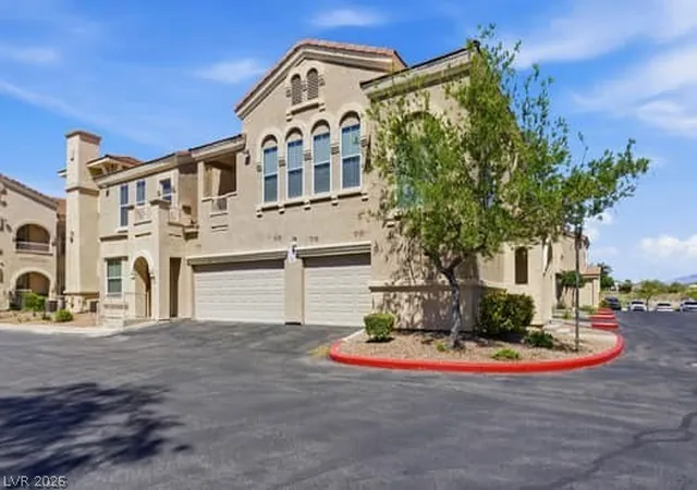 Listing Photo 3 - Condo for sale in building located at 10550 W Alexander Rd, Las Vegas, NV 89129 - Unit #2091