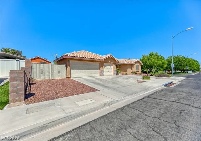 Photo 4 of Sale Pending at 2001 Appaloosa Rd, Henderson, NV 89002 | MLS# 2779114 | Listing updated on 2026-09-07