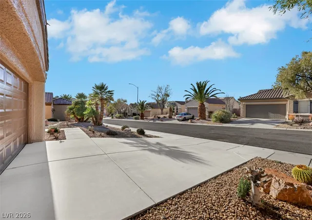 Photo 2 of Sale Pending at 2833 Winslow Springs Dr, Henderson, NV 89052 | MLS# 2797335 | Listing updated on 2026-09-10