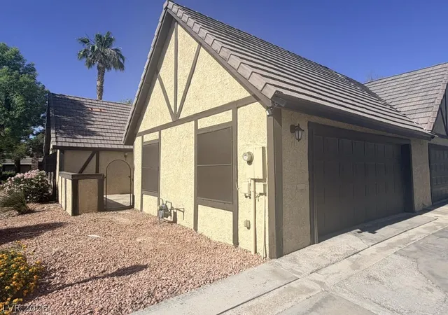 Photo 2 of Townhouse for sale at 3940 Edgemoor Way, Las Vegas, NV 89121 | MLS# 2800356 | Listing updated on 2026-09-02
