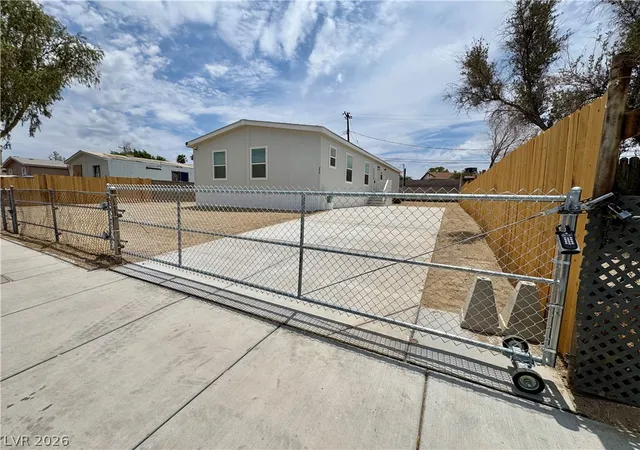Photo 3 of Sale Pending at 204 Mojave Ln, Henderson, NV 89015 | MLS# 2798969 | Listing updated on 2026-09-03