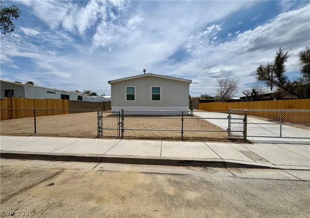 Photo 4 of Sale Pending at 204 Mojave Ln, Henderson, NV 89015 | MLS# 2798969 | Listing updated on 2026-09-03