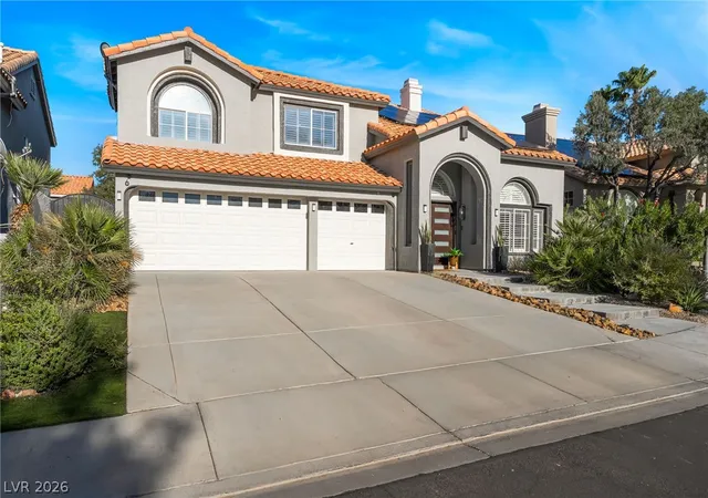 Photo 2 of Sale Pending at 6 Oak Holw Ct, Henderson, NV 89074 | MLS# 2809535 | Listing updated on 2026-08-31