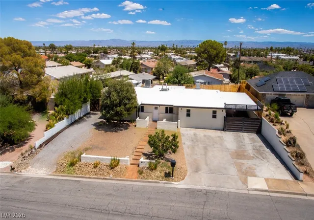 Photo 2 of Single family home for sale at 425 Blackridge Rd, Henderson, NV 89015 | MLS# 2809661 | Listing updated on 2026-09-28