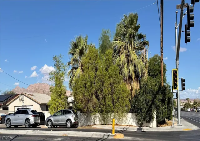 Photo 2 of Single family home for sale at 4624 E Desert Inn Rd, Las Vegas, NV 89121 | MLS# 2812069 | Listing updated on 2026-09-22