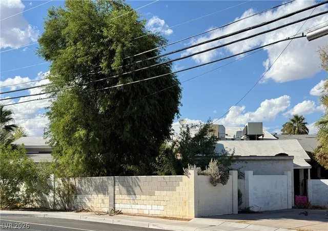 Photo 4 of Single family home for sale at 4624 E Desert Inn Rd, Las Vegas, NV 89121 | MLS# 2812069 | Listing updated on 2026-09-22
