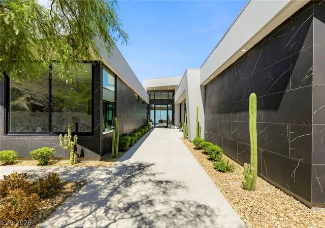 Photo 4 of Single family home for sale at 4 Chisel Crst Ct, Henderson, NV 89012 | MLS# 2812169 | Listing updated on 2026-09-02
