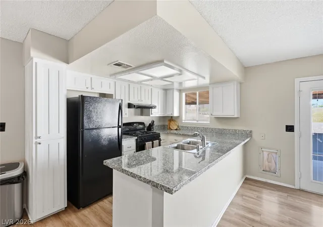 Photo 3 of Sale Pending at 516 N Summit Dr, Henderson, NV 89002 | MLS# 2816016 | Listing updated on 2026-09-24
