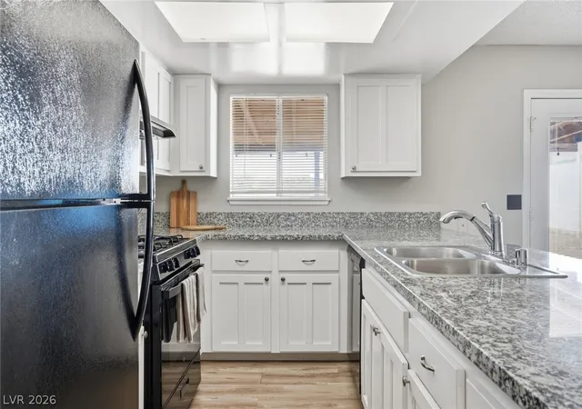 Photo 4 of Sale Pending at 516 N Summit Dr, Henderson, NV 89002 | MLS# 2816016 | Listing updated on 2026-09-24
